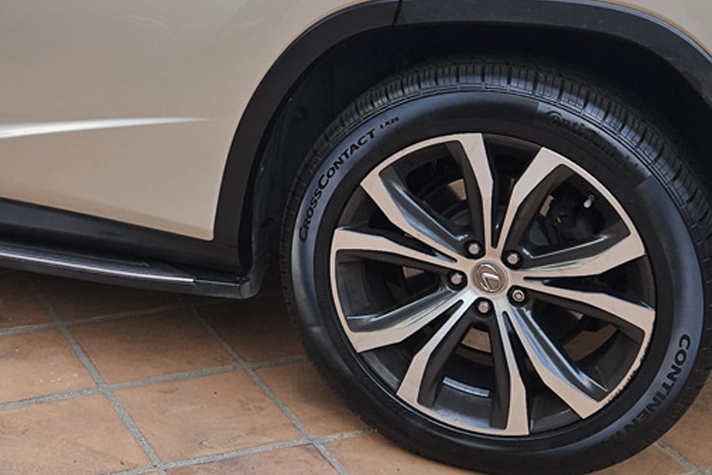 Lexus Continental CrossContact tire and alloy wheel